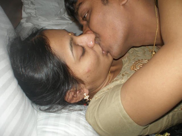 Tamil New Sex Stories - Kanni Pundai Kizhintha Kathai 1). கன்னி புண்டை கிழி...